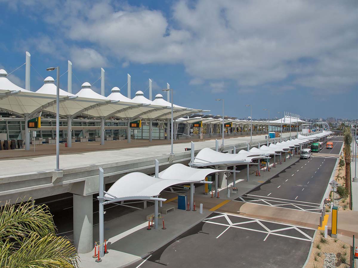 สนามบินหลังคาอาคารสนามบิน - สถานีหยุดที่สถานีรับแรงดึงโครงสร้าง