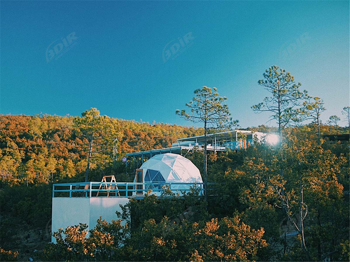 5 шатровых домов из геодезического купола из белого ПВХ на горном курорте Юлон