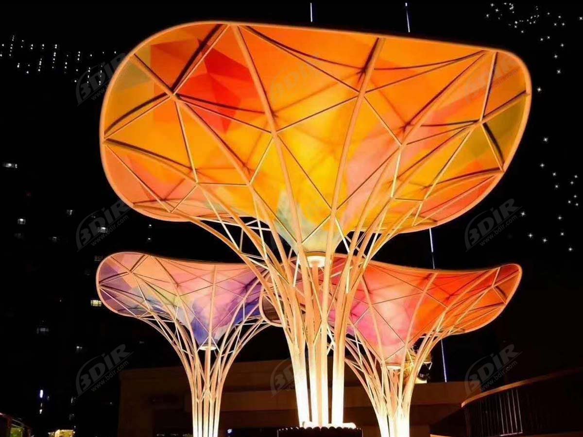 Растяжимая структура из перевернутого зонтика из красочной ткани на торговой улице - Нанкин, Китай