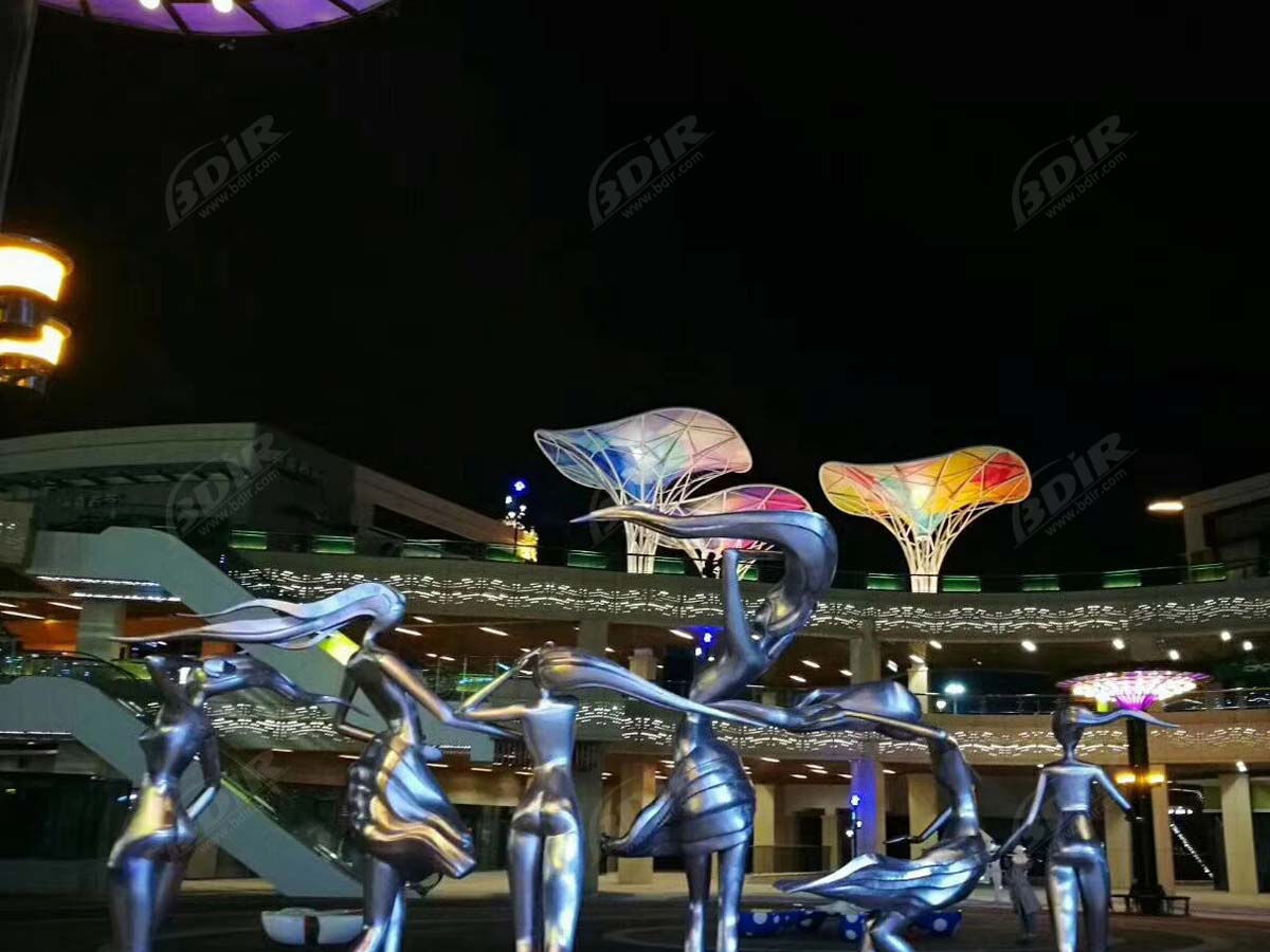 Растяжимая структура из перевернутого зонтика из красочной ткани на торговой улице - Нанкин, Китай