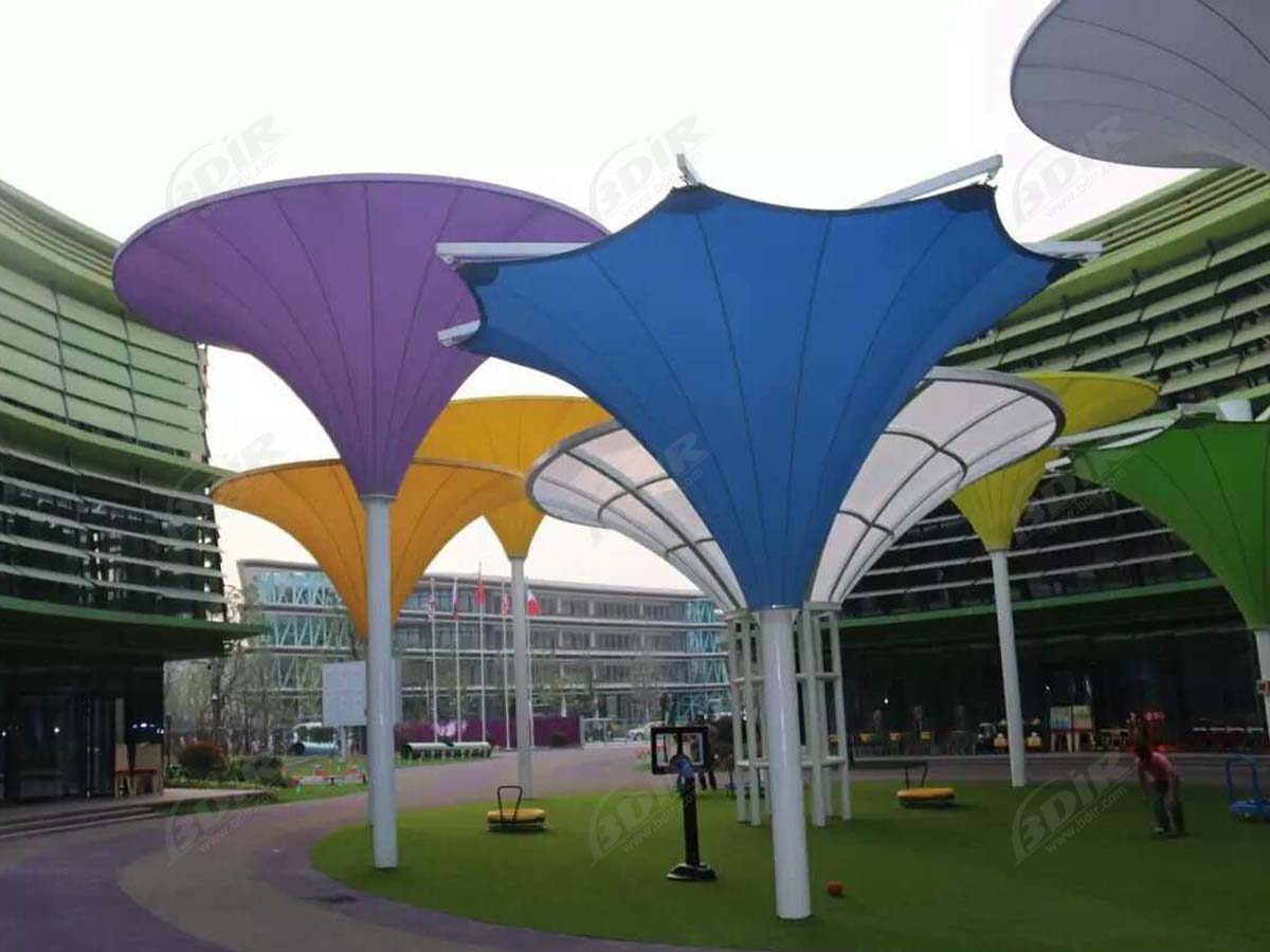 Structure de Tension de Tissu Coloré de Parapluie Inversé Dans la Rue Commerciale - Nanjing, Chine