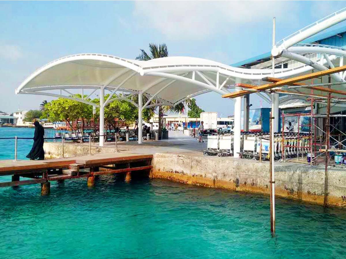 هيكل نسيج الشد لمحطة العبارات ، الرصيف ، الواجهة البحرية مارينا - جزر المالديف
