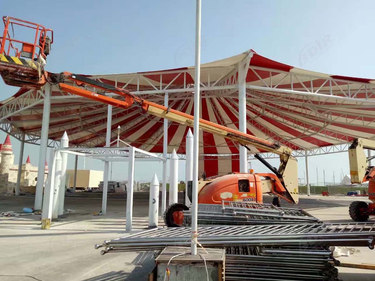 العديد من هيكل سقف الشد بالألوان للملعب التجاري - الدوحة ، قطر